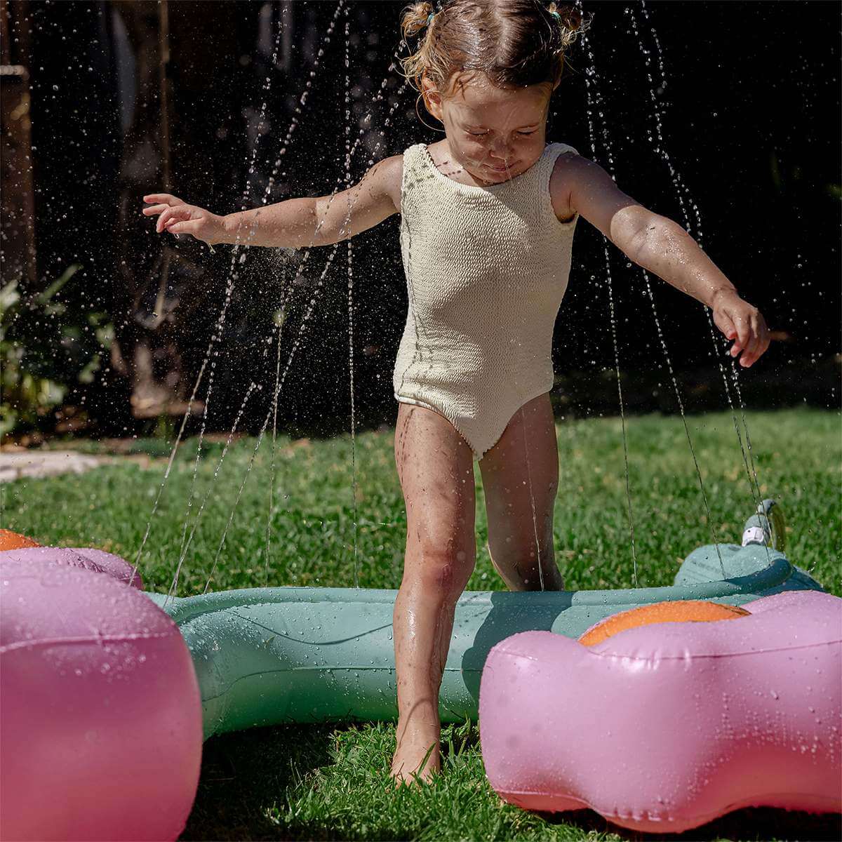Inflatable_Sprinkler_Poppy_The_Peach_SunnyLife__1_.jpg