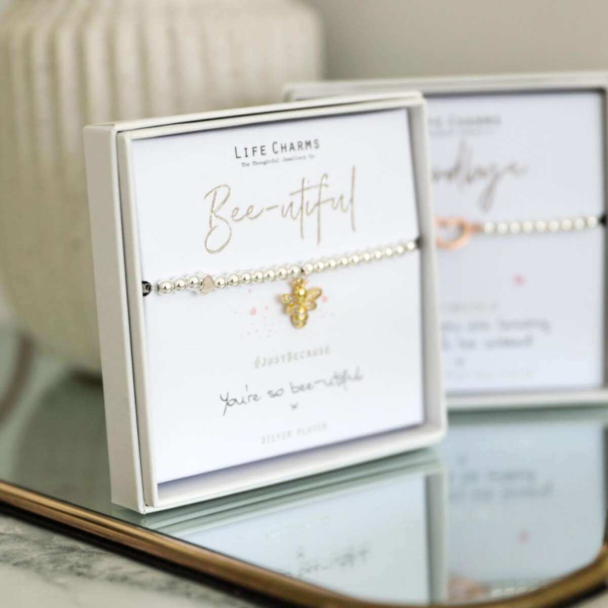 Bracciale Life Charms Bee-utiful Con Ciondolo Ape Placcato Argento. Bracciale Elasticizzato Con Perline Da 5 Mm, Confezione Regalo Con Dedica 'You're So Bee-utiful'.