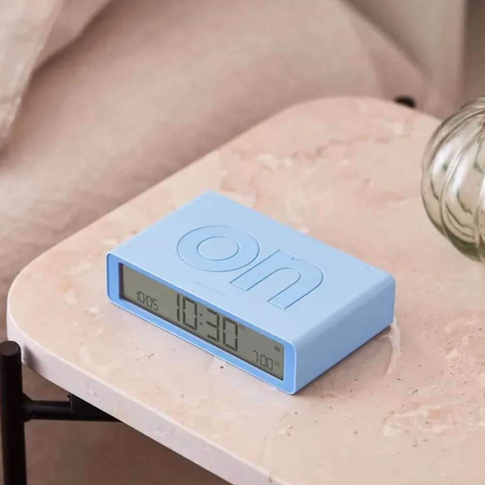 Lexon Flip Classic verlichte ochtendwekker, omkeerbaar, met gezichten aan en snooze-functie, lcd-display en touch-licht, oplaadbaar via USB-C - oranje