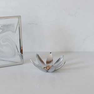 Umbra-Magnolia-Ring-Holder-Jewellery-Stand-Silver-Funky-Gifts-NZ-5_5000x_0771a8b6-2ced-4620-9f51-026d1cc0f63b.png
